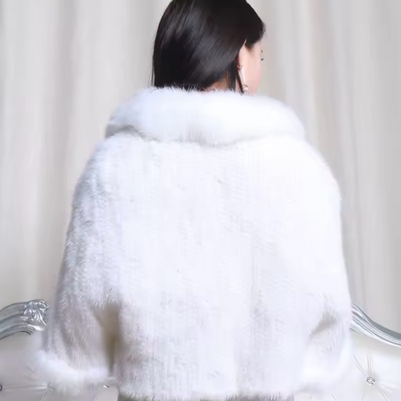 Mink and fox fur collar cape and fur hat set - Picture 10 of 13